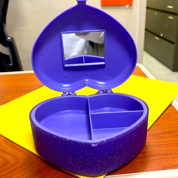 **SOLD** NWT GLITTER LOOKS HEART Cosmetic Case - Picture 2 of 6